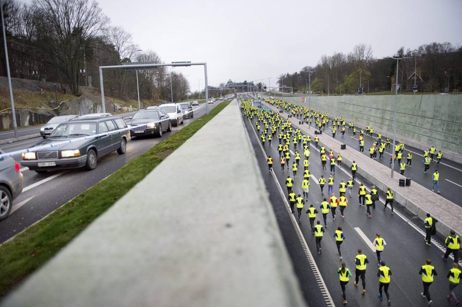 Da un lato le auto, dall’altro 42.000 podisti impegnati nei 10 km della Stoccolma Tunnel Run, nella capitale svedese. (Epa).